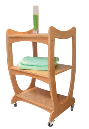 Drevený stojan na kolieskach so sklenenými policami