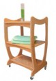 Drevený stojan na kolieskach s drevenými policami